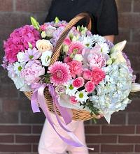 Композиция солнечный день в Пинеровке Цветочная композиция из Розы, Хризантемы, Пионы и Лизиантусы в корзине в Пинеровке