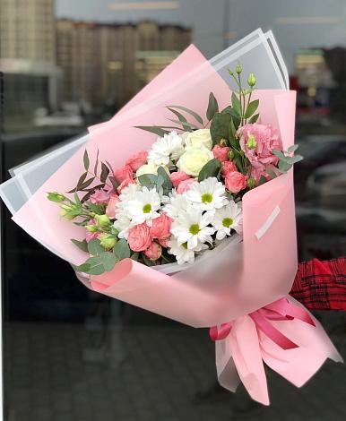 Букет цветов из: Розы, Лизиантусы и Хризантемы в Пинеровке
